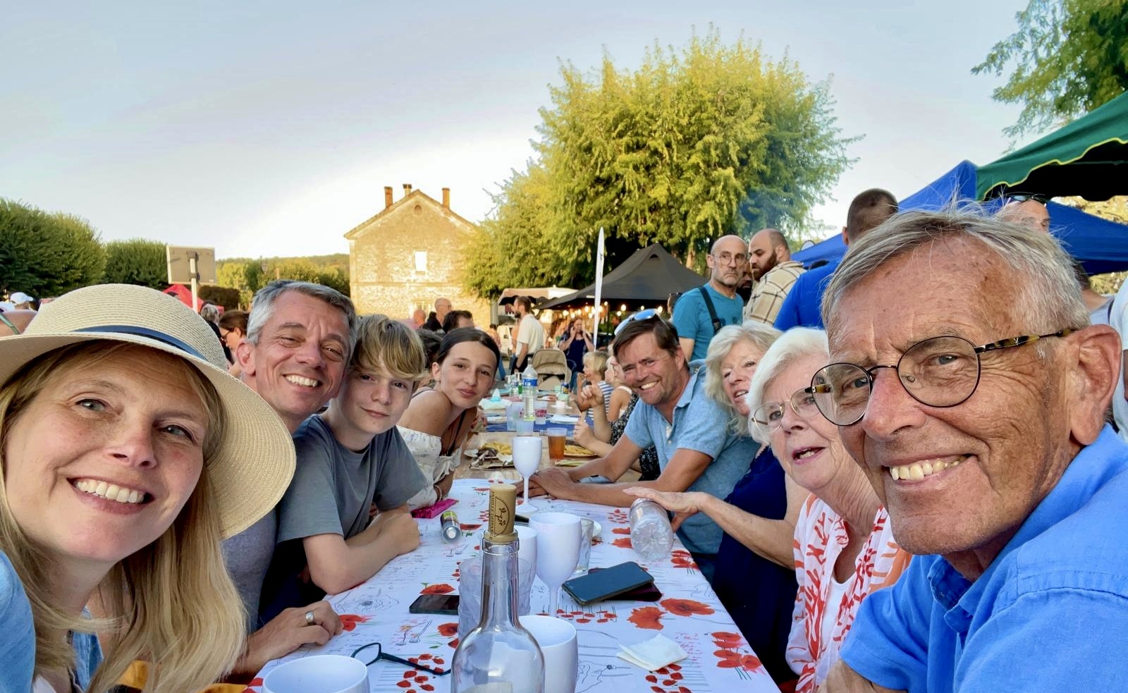 Lange tafel op een avondmarkt
