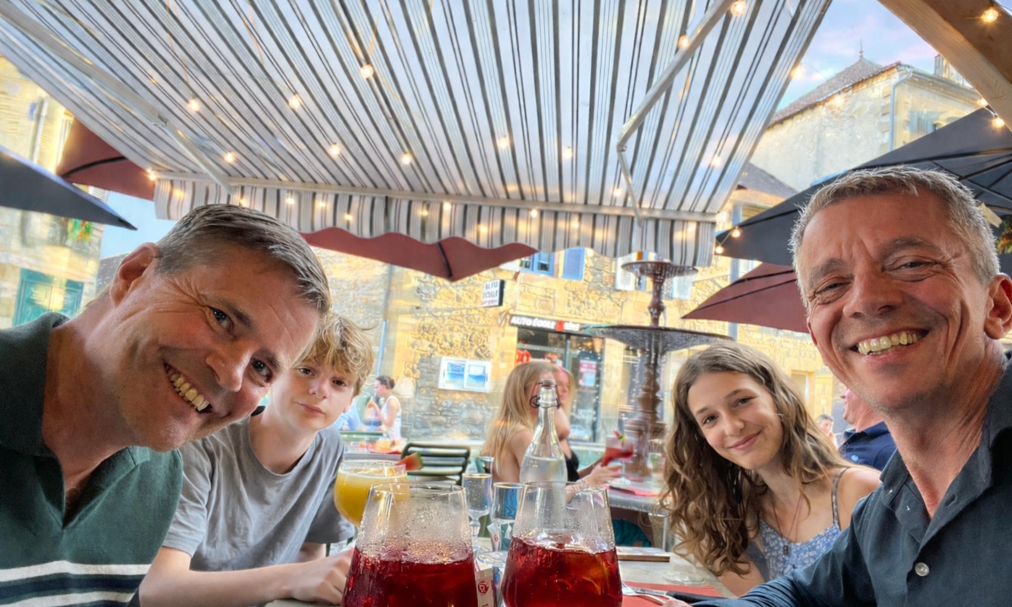 Lange lunch op een terras in de Dordogne
